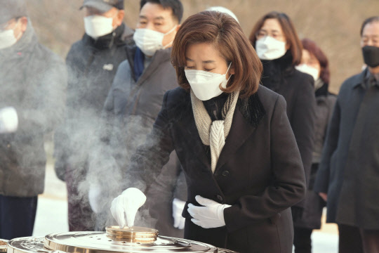 자유한국당 원내대표를 지낸 나경원 국민의힘 전 의원이 2일 오전 서울 동작구 국립서울현충원을 참배하고 역대 대통령 묘소에 분향하고 있다. 현충원 참배에는 그가 위원장을 맡은 동작구을 국민의힘 당원협의회 당원들이 동참했다.<나경원 전 의원 페이스북>